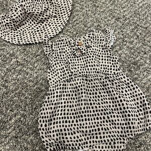 Bearpaw 2 piece set/ bodysuit and Hat Animal Print  Infant Girls 6-9 Months